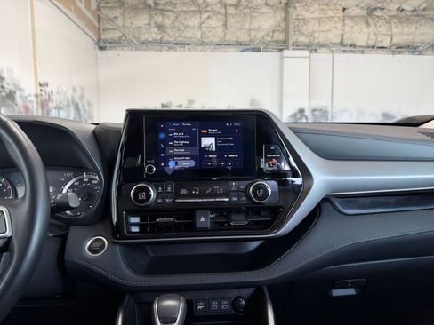 Used 2025 Toyota Highlander LE image 18