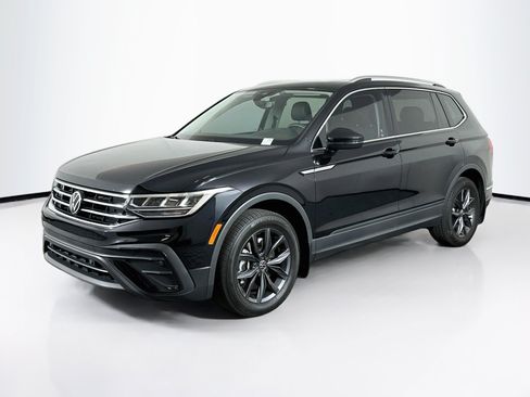 Used 2023 Volkswagen Tiguan SE w/ Panoramic Sunroof Package FWD image 3