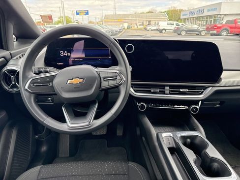 Used 2025 Chevrolet Equinox EV LT FWD image 9
