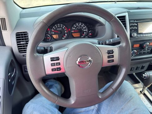 Used 2013 Nissan Frontier SV w/ SV Value Truck Pkg AWD/4WD image 31