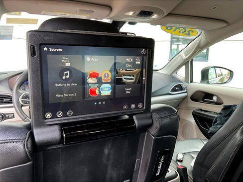 Used 2018 Chrysler Pacifica Touring-L Plus FWD image 35