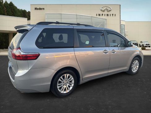 Used 2016 Toyota Sienna XLE image 4