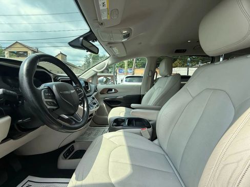 Used 2017 Chrysler Pacifica Touring-L w/ Tire & Wheel Group FWD image 21