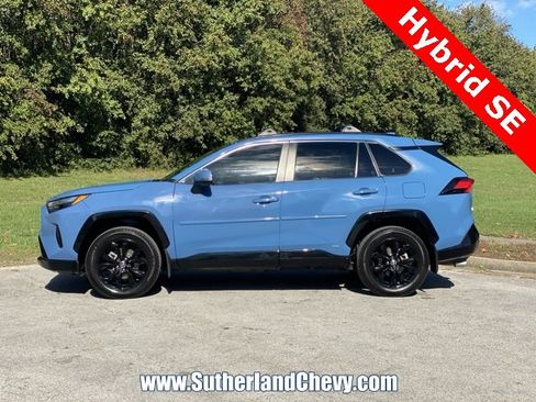 Used 2022 Toyota RAV4 SE image 4