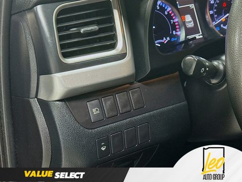 Used 2019 Toyota Highlander LE FWD image 12