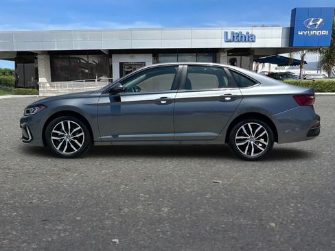 Used 2026 Volkswagen Jetta SE FWD image 6