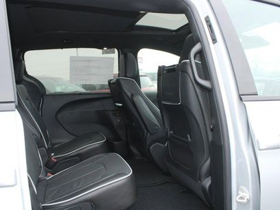 New 2026 Chrysler Pacifica Limited w/ Uconnect Theater Family Group