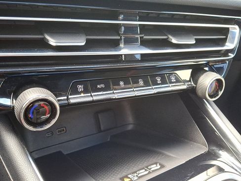 Used 2024 Chevrolet Traverse RS image 18