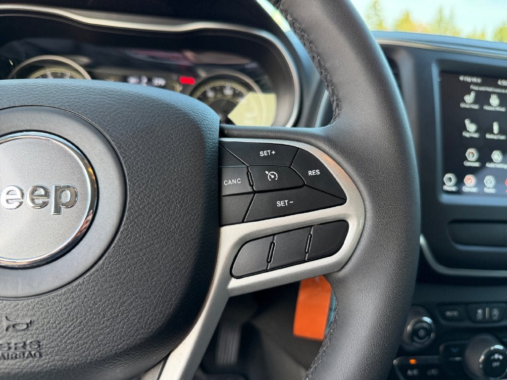 Used 2022 Jeep Cherokee Latitude AWD/4WD image 16