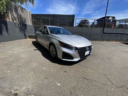Used 2024 Nissan Altima 2.5 SV FWD image 8