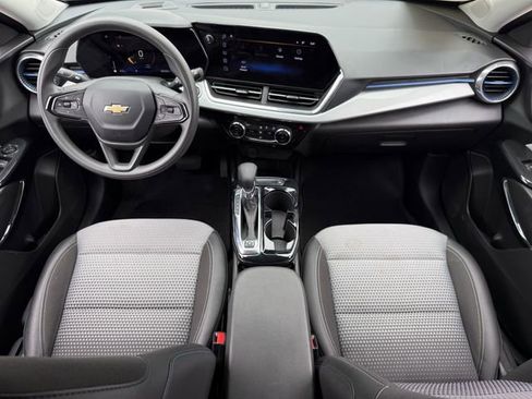 Certified 2025 Chevrolet Trax LT image 13