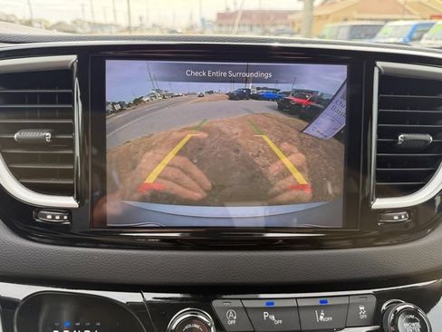 Certified 2024 Chrysler Pacifica Touring-L image 25