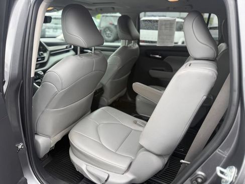 Used 2023 Toyota Highlander XLE AWD/4WD image 15