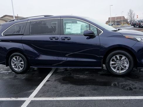 New 2026 Toyota Sienna LE image 4