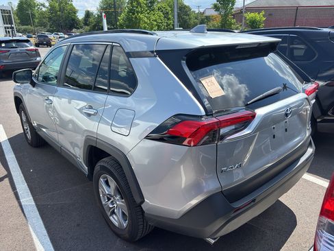 Used 2023 Toyota RAV4 LE AWD/4WD image 3
