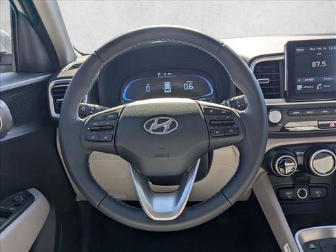 Used 2025 Hyundai Venue SEL image 12