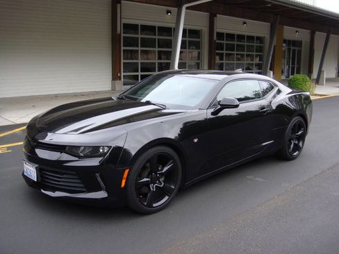 Used 2017 Chevrolet Camaro LT RWD image 2