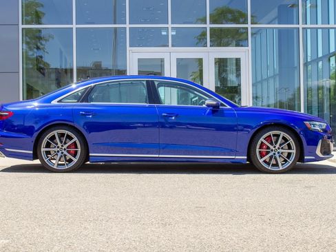 Used 2023 Audi S8 w/ S8 Comfort Plus Package AWD/4WD image 4