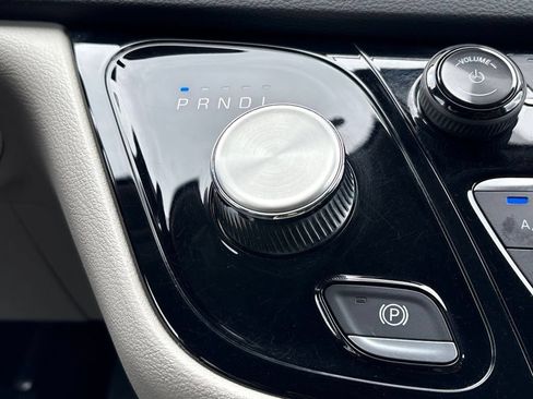 Used 2023 Chrysler Pacifica Touring-L FWD image 25