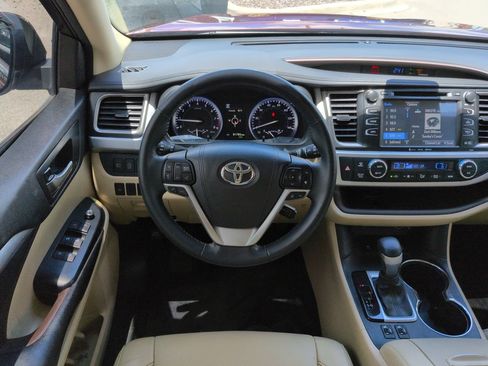 Used 2017 Toyota Highlander XLE w/ Carpet Mat Package AWD/4WD image 16
