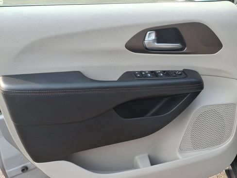 Used 2018 Chrysler Pacifica Touring Plus FWD image 8