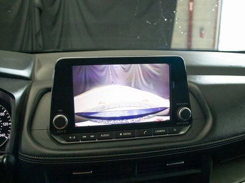 Used 2024 Nissan Rogue SV image 32