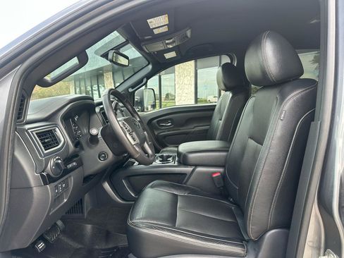 Used 2018 Nissan Titan SL AWD/4WD image 2