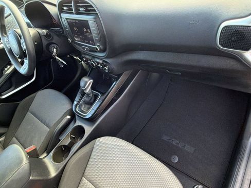 Used 2025 Kia Soul LX w/ LX Technology Package FWD image 34