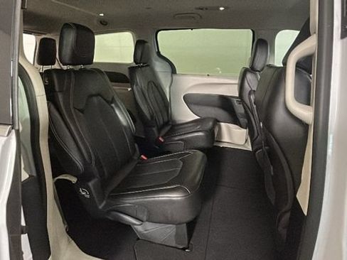 Used 2024 Chrysler Pacifica Touring-L FWD image 30