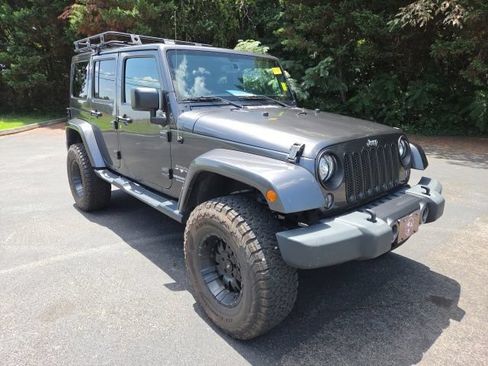 Used 2017 Jeep Wrangler Unlimited Sahara w/ Dual Top Group AWD/4WD image 11