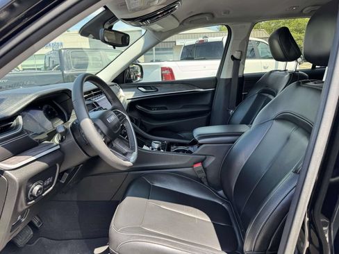 Used 2023 Jeep Grand Cherokee Limited w/ Black Appearance Package AWD/4WD image 15