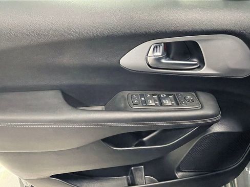 Used 2024 Chrysler Pacifica Touring FWD image 22