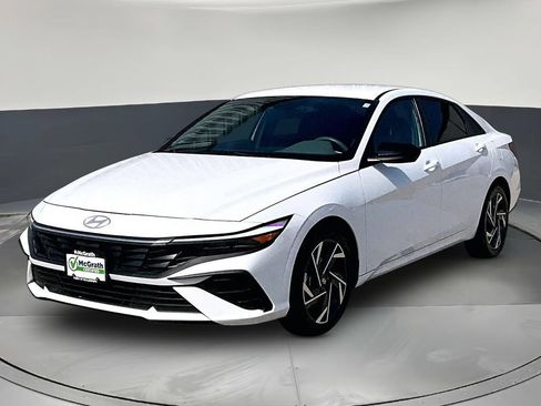 Used 2025 Hyundai Elantra Sport FWD image 3