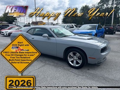 Used 2022 Dodge Challenger SXT image 1