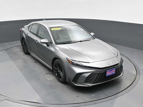 Used 2025 Toyota Camry SE FWD image 1