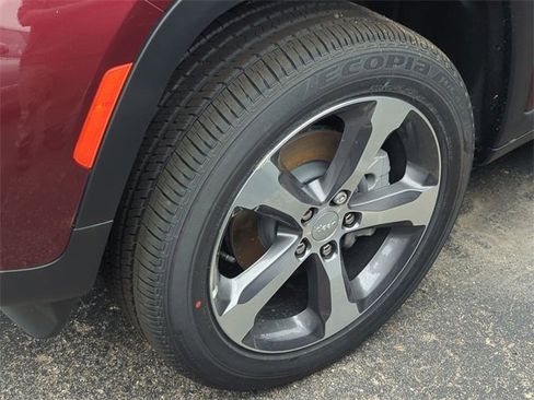 Used 2024 Jeep Grand Cherokee Limited image 3