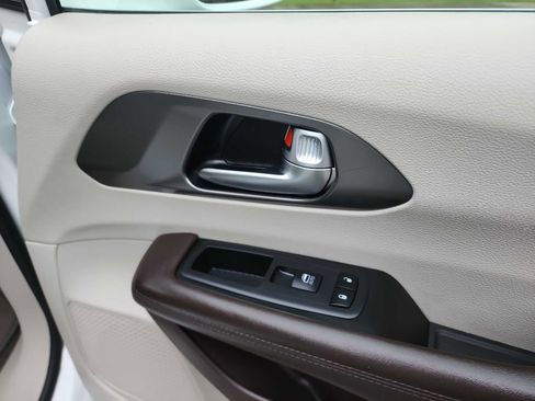 Used 2019 Chrysler Pacifica Touring Plus w/ Tire & Wheel Group image 34