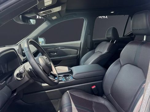 Used 2025 Honda Pilot Black Edition image 9
