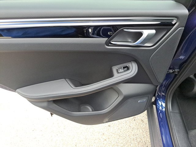 Certified 2025 Porsche Macan AWD/4WD image 21