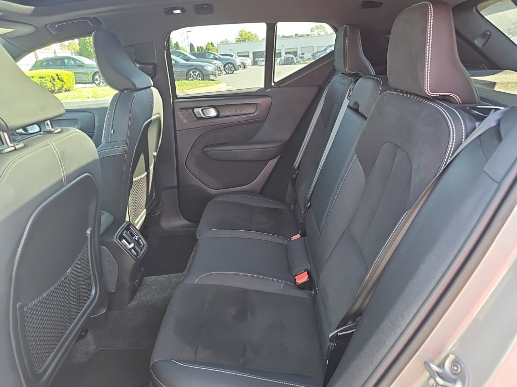 Used 2023 Volvo XC40 Recharge Ultimate AWD/4WD image 12