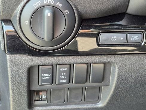 Used 2024 Nissan Titan SV w/ SV Convenience Package RWD image 9