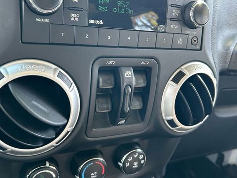 Certified 2017 Jeep Wrangler Unlimited Rubicon w/ Connectivity Group image 34