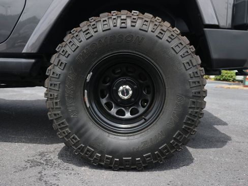 Used 2017 Jeep Wrangler Sahara w/ Connectivity Group AWD/4WD image 34