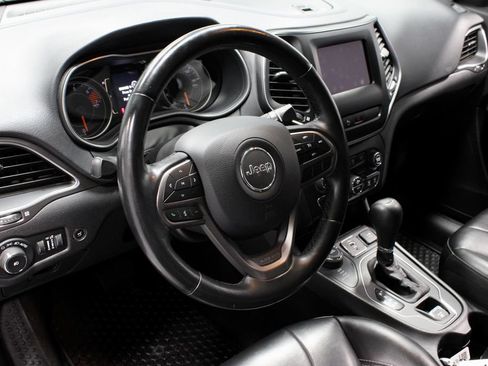 Used 2020 Jeep Cherokee Latitude Plus w/ Comfort/Convenience Group AWD/4WD image 24