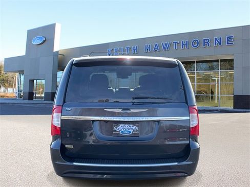 Used 2014 Chrysler Town & Country Touring image 5