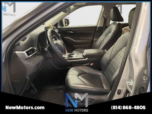 Used 2024 Toyota Highlander XLE AWD/4WD image 9