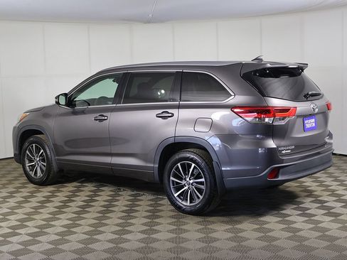 Used 2017 Toyota Highlander XLE w/ Carpet Mat Package AWD/4WD image 10