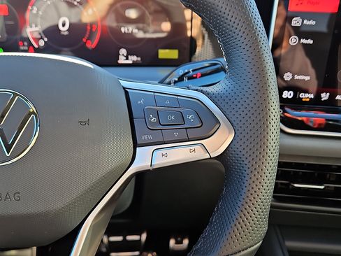 New 2026 Volkswagen Tiguan SE R-Line image 18