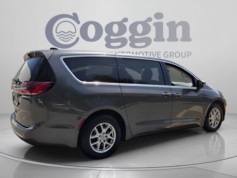 Used 2023 Chrysler Pacifica Touring-L FWD image 5