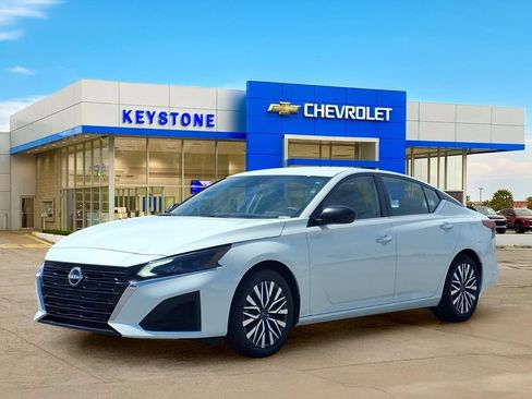 Used 2025 Nissan Altima 2.5 SV FWD image 3